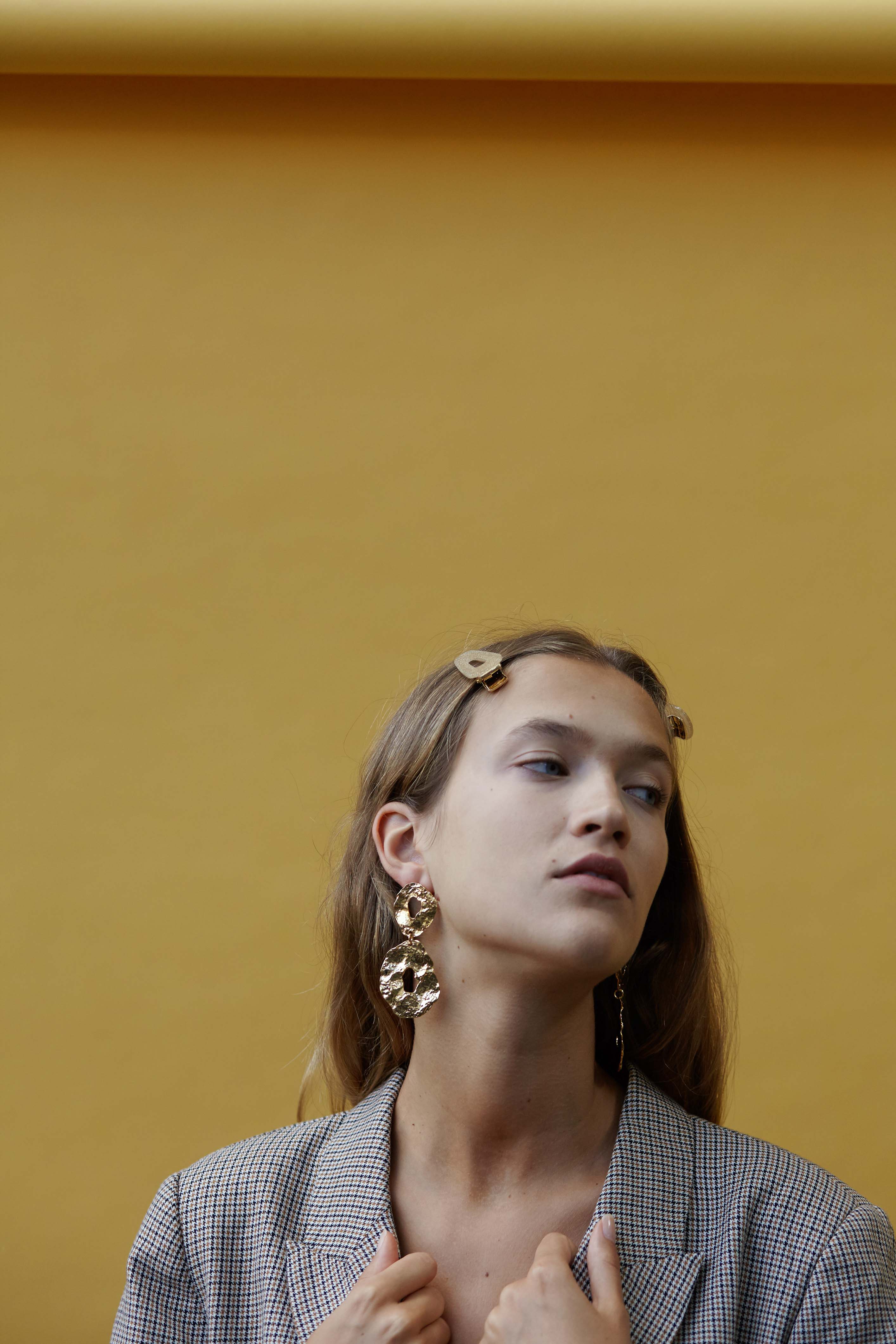 Kelly Clips in Gold Glitter - Image 4