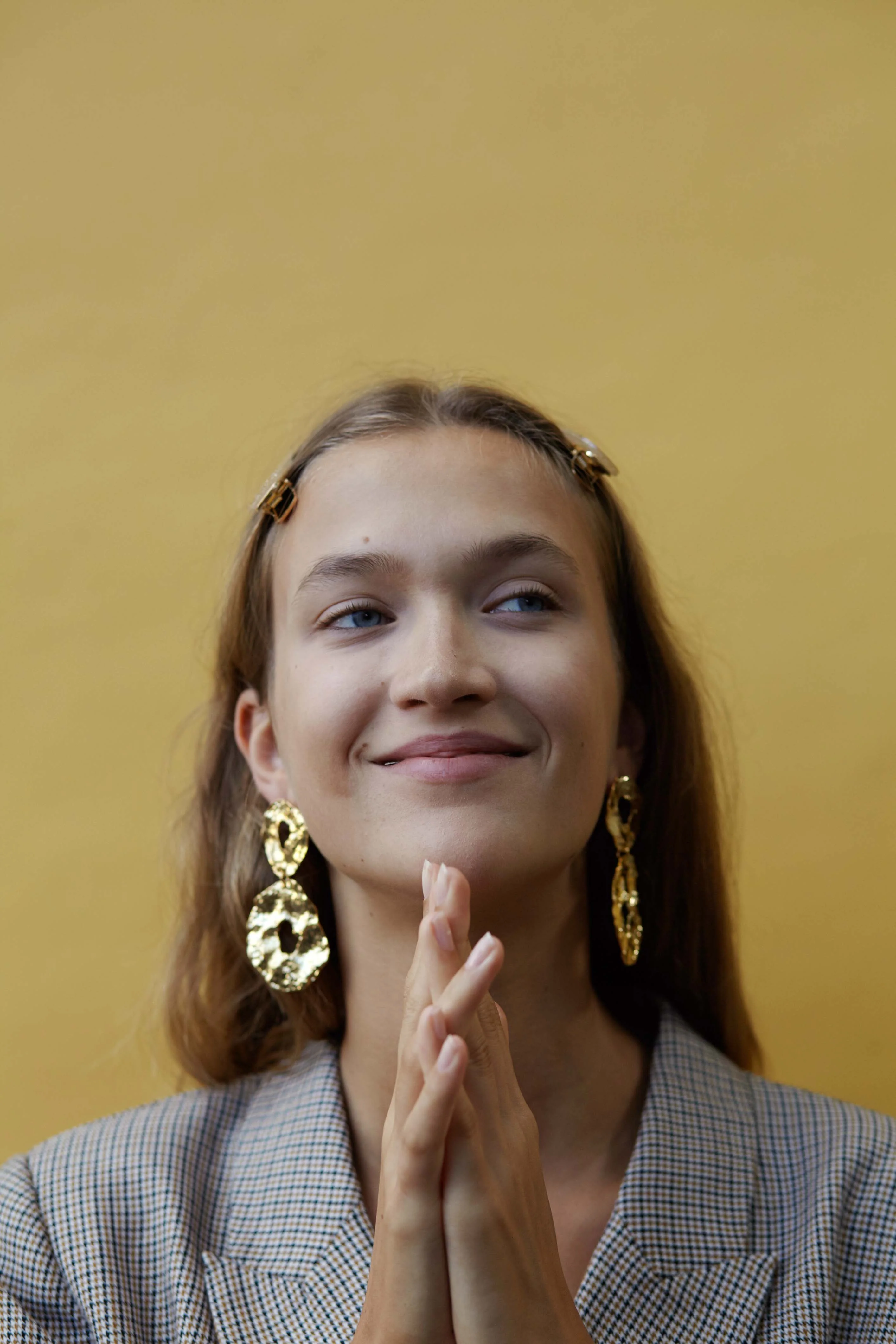 Kelly Clips in Gold Glitter - Image 5