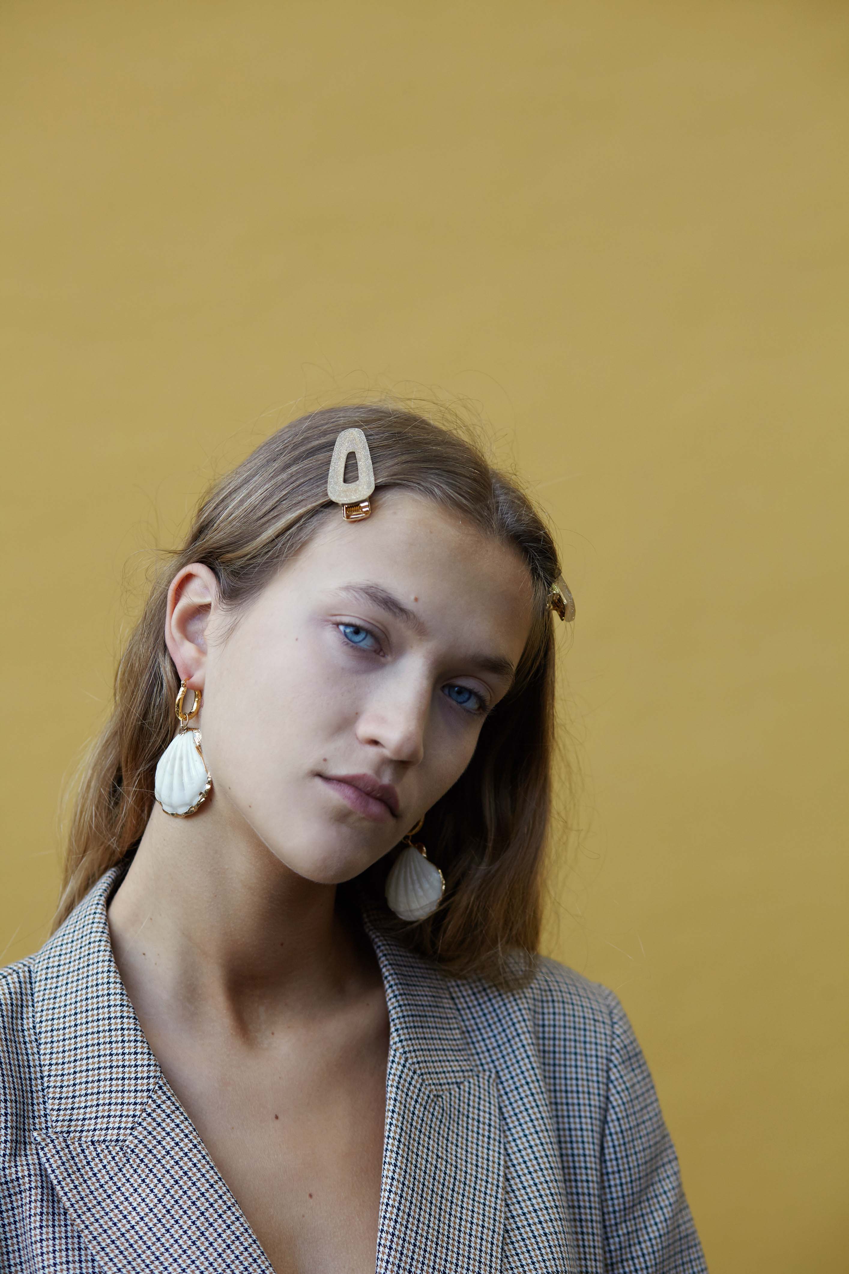 Kelly Clips in Gold Glitter - Image 7